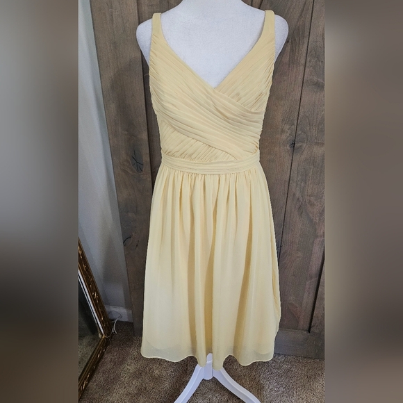 DAVID'S BRIDAL Short Chiffon V-Neck Dress with Ruching In Canary Yellow. Size 4 - Picture 4 of 14